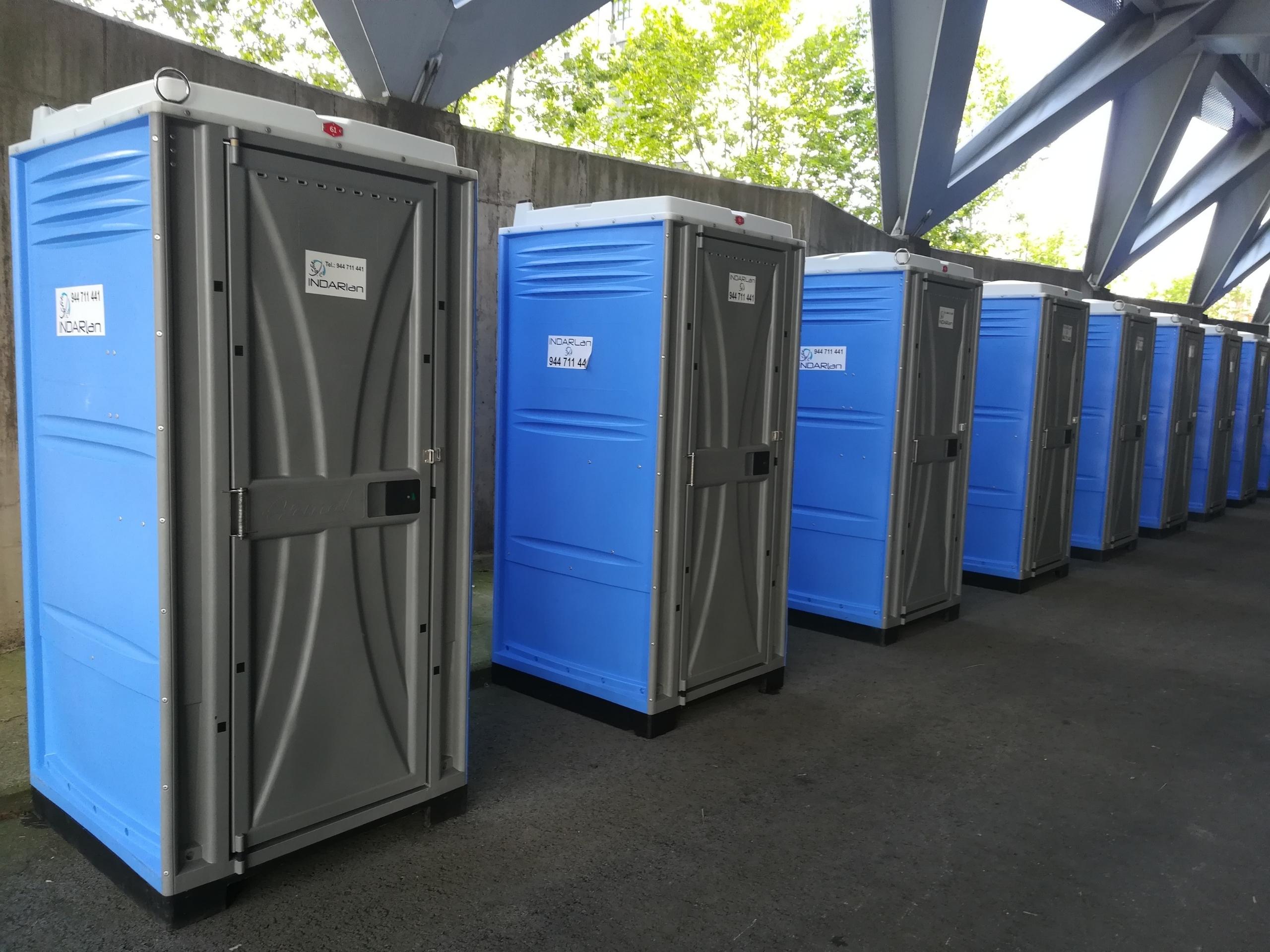 Instalación de baños portátiles para la feria del BEC